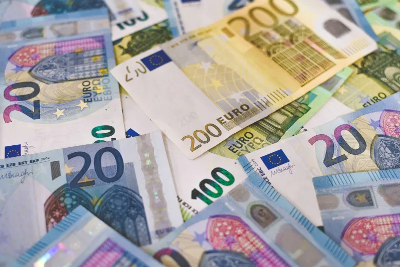 Your Dollar in Vilamoura: When the Exchange Rate Works for You (and When It Doesn't)